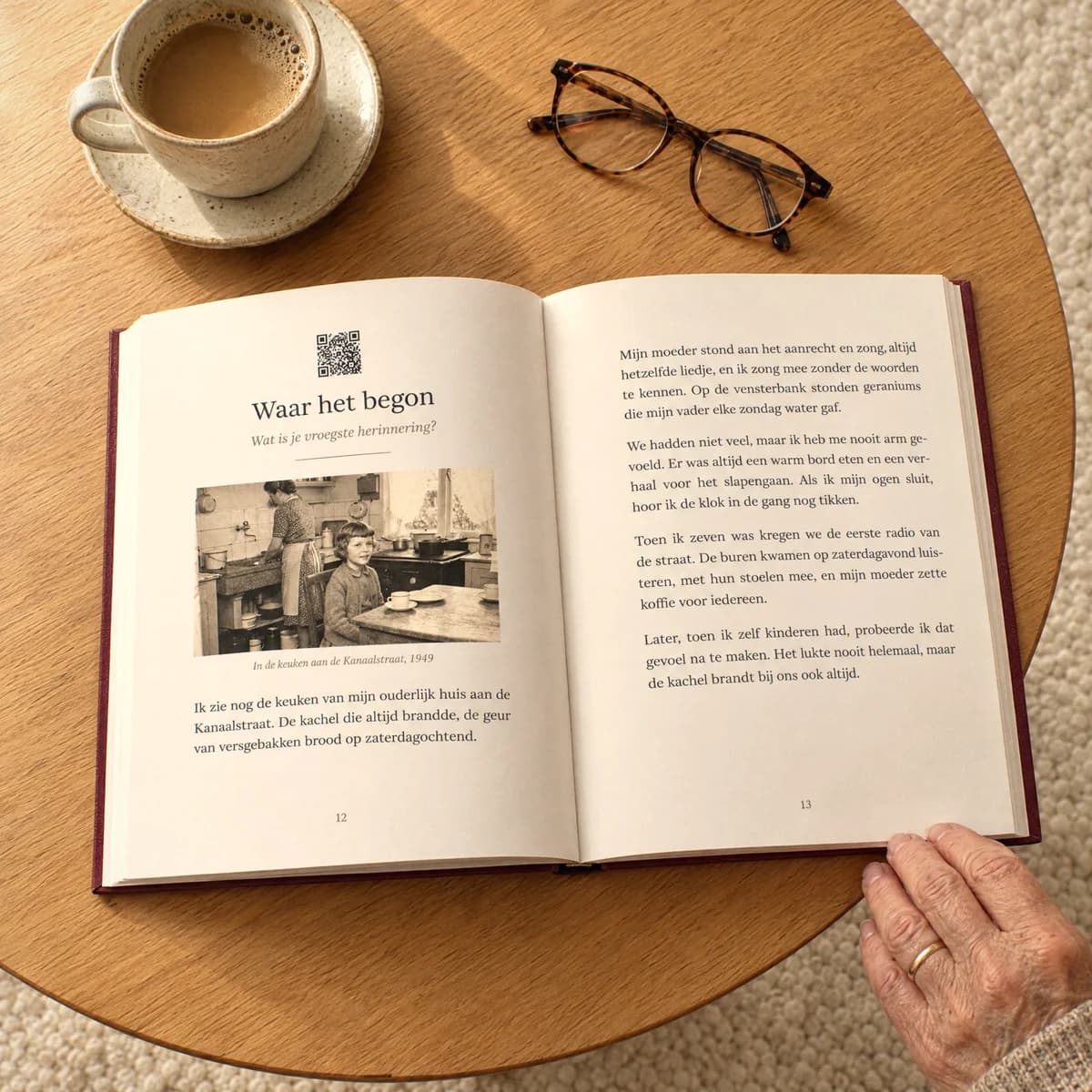 Un livre Nos Histoires ouvert avec des photos et du texte.