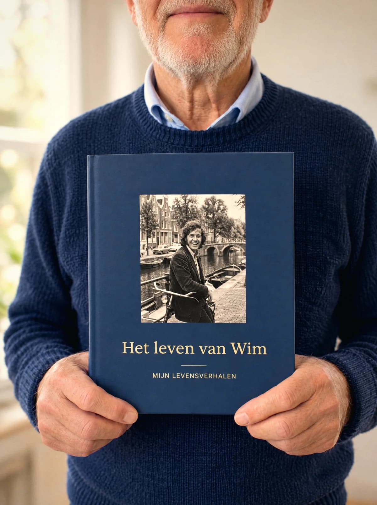 Wim tient son livre Mijn Levensverhalen, Het leven van Wim.