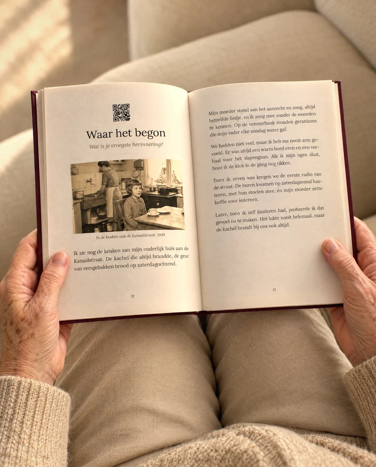 Un livre Nos Histoires ouvert, avec des photos et du texte sur un papier chaleureux.