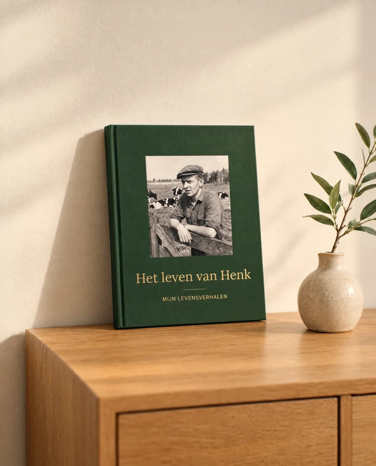 Un livre Nos Histoires posé sur une table.