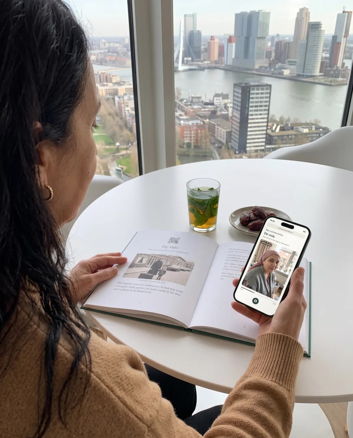 Samira avec le livre de sa mère Fatima dans leur appartement, haut au-dessus de Rotterdam.